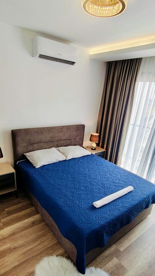 Second bedroom with balcony access