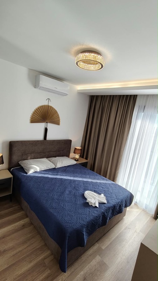 Bedroom with double bed, air conditioning and balcony door